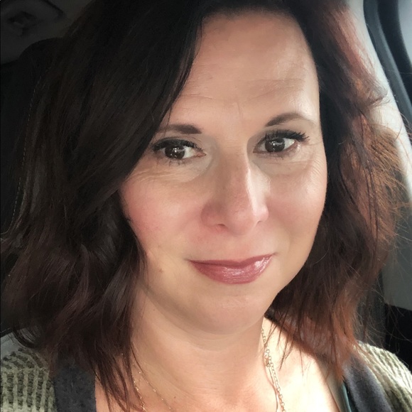 Meet your Posher, Jennifer - Picture 2 of 2